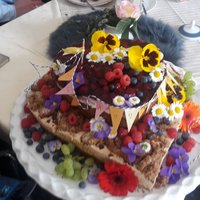 Torte mit Blüten verziert
